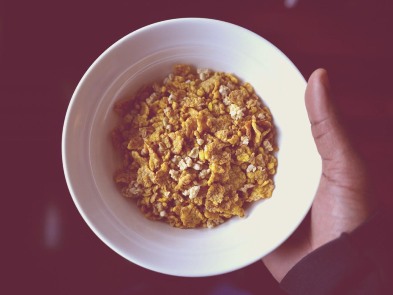 Świeże warzywa i owoce symbolizujące zdrowe odżywianie